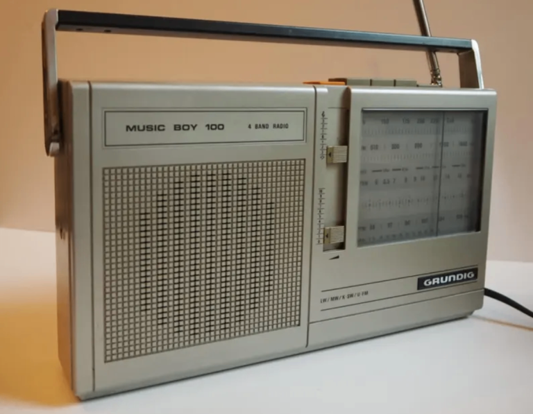 Grundig Music Boy 100 Retro Vintage Portable Radio