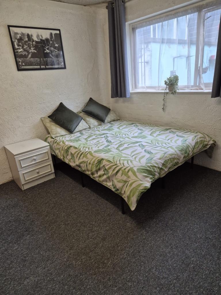 Double room inc all bills close to shops & Park