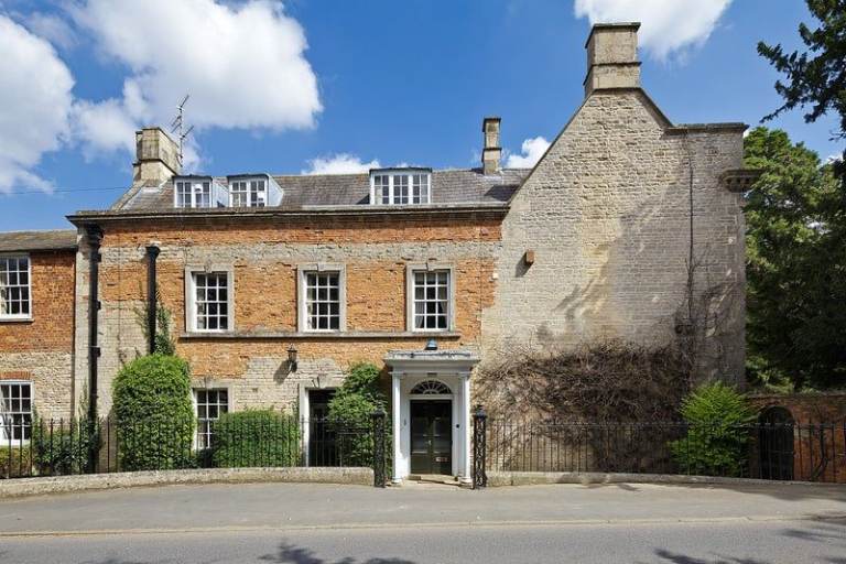 Large Flat 2 BEDROOMS  2 miles from Sleaford - 2nd floor period charm