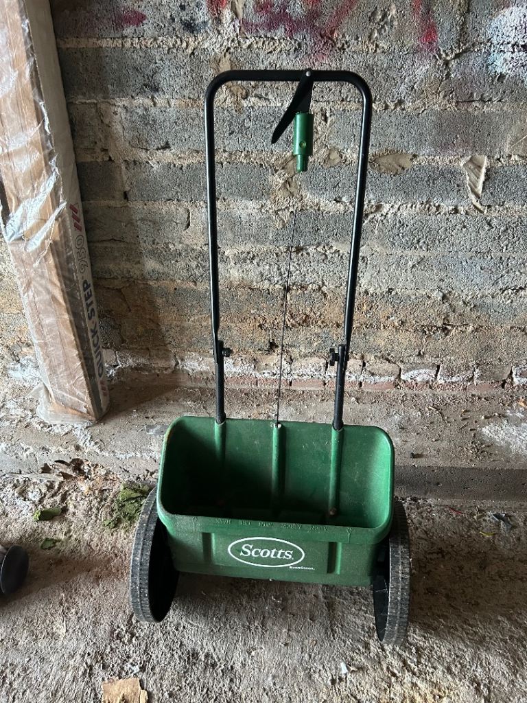 Scotts Green Lawn Spreader - Good Condition