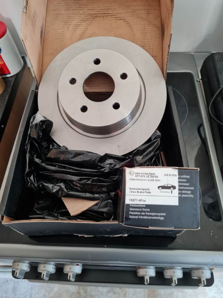 Ford rear disc and pad set