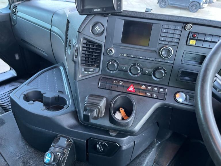 Mercedes-Benz Arocs 8x4 tipper grab only 167000 km