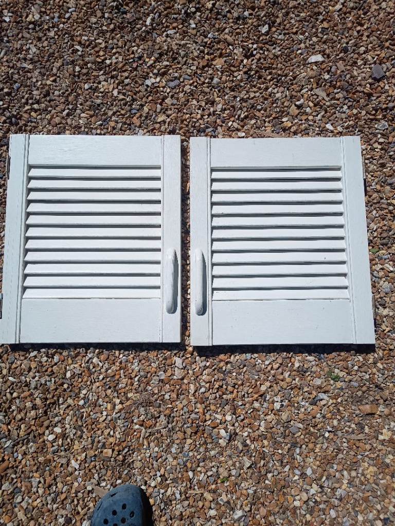 PAIR OF LOUVRE CUPBOARD DOORS