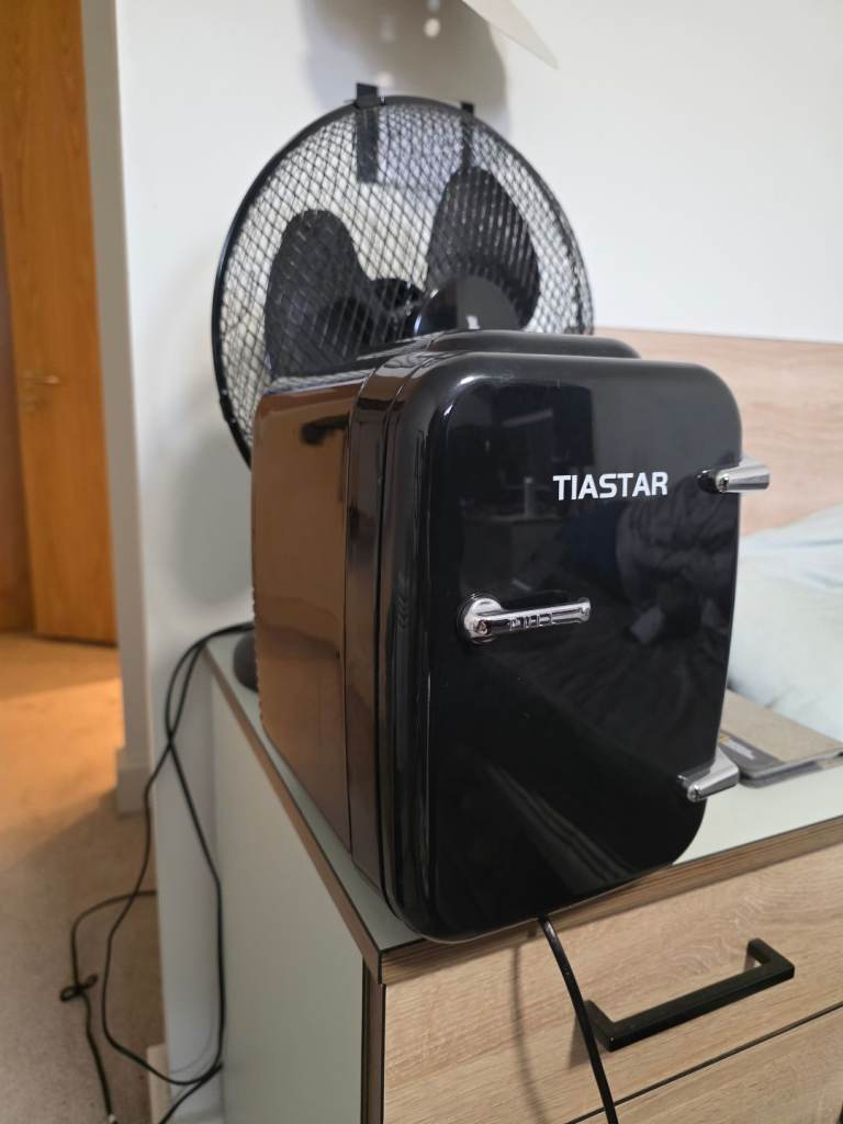 Mini fridge 6 cans Pick up only