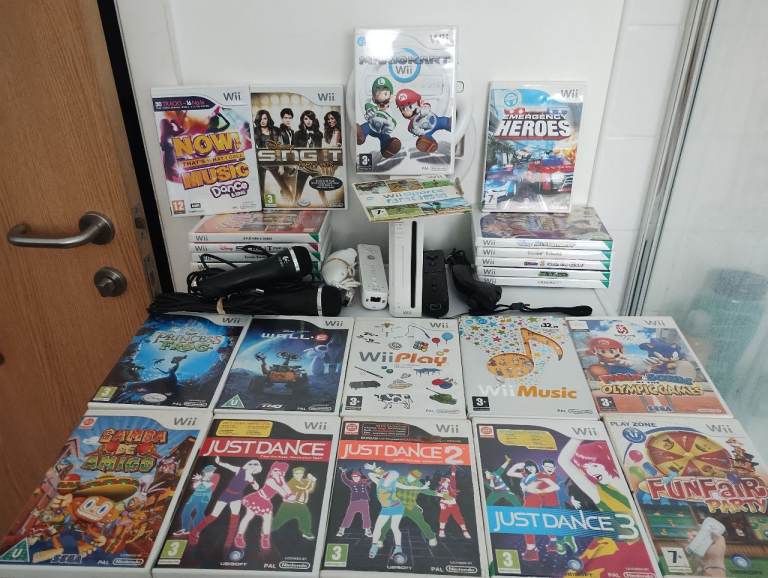 Nintendo Wii Console With 25 Games And Accessories In Good Condition £100