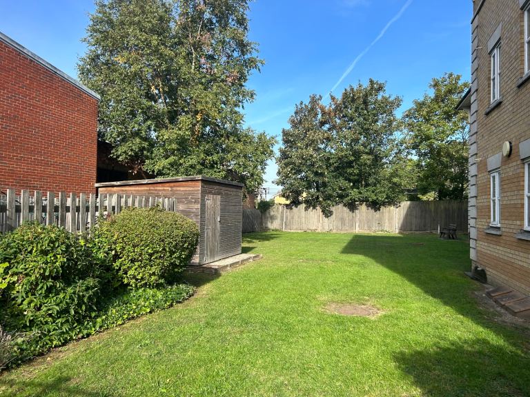 One bedroom GFF in Romford To Central London 