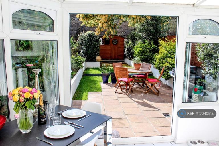 1 bedroom flat in Larden Road, London, W3 (1 bed) (#3040912)