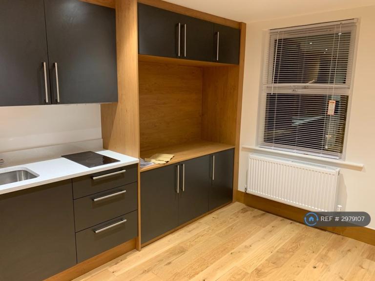 Studio flat in Kilburn High Road, London, NW6 (#2979107)