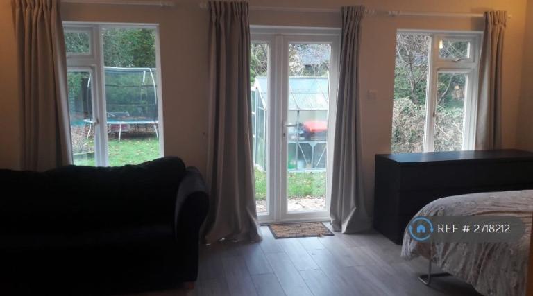 Studio flat in Spring Gardens, Camberley, GU15 (#2718212)
