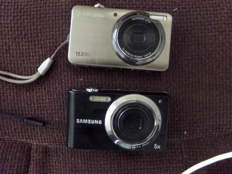 X 2 SAMSUNG CAMERAS LIKE NEW WITH COVERS .