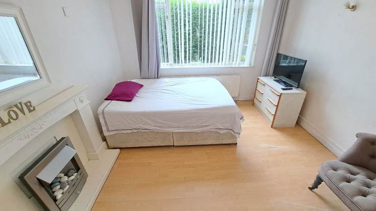 Double Room Available Now in Sundon Park.