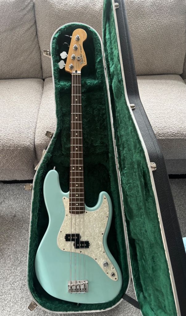 Fender Mark Hoppus Signature Bass - Daphne Blue