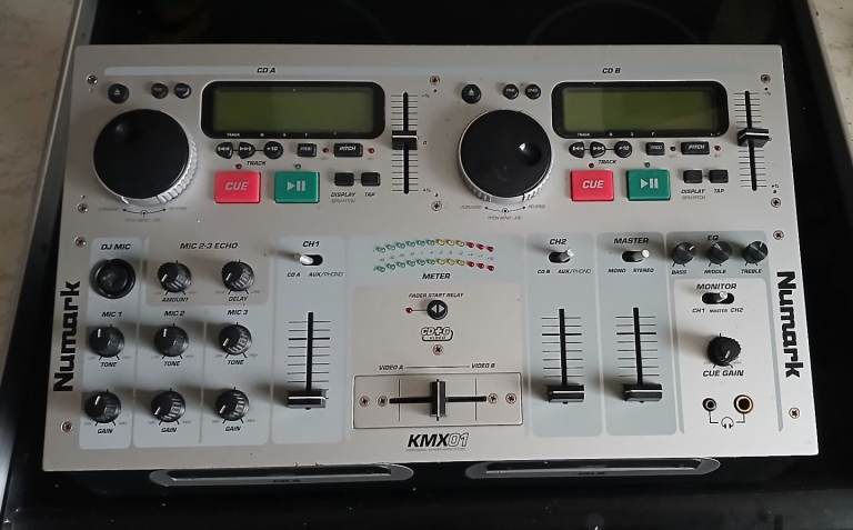 Numark KMX01 CD+G CD mixer and karaoke pkayer