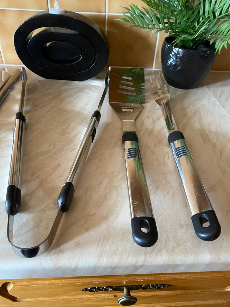 Bbq set, large tongs, slice and fork , never been used , 