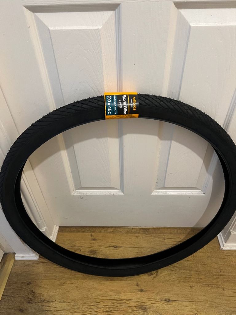 Halfords Hybrid Bike Tyre 700 x 45c – Brand New