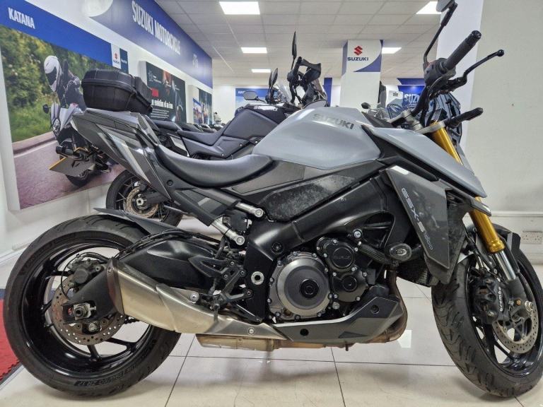 SUZUKI GSX-S 1000 IN GRAY