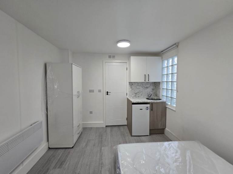 Studio flat to Let in Tandridge, No deposit required, Dss welcome