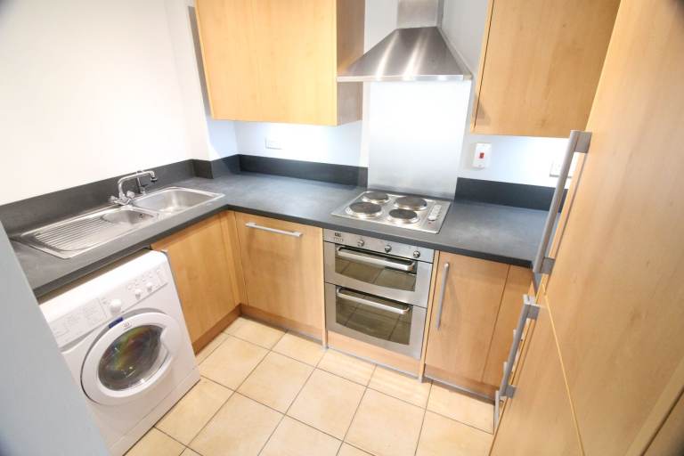 REDECORATED TWO BED TWO BATH GARDEN FLAT WITH PARKING- LOUDWATER HIGH WYCOMBE BEACONSFIELD WOOBURN