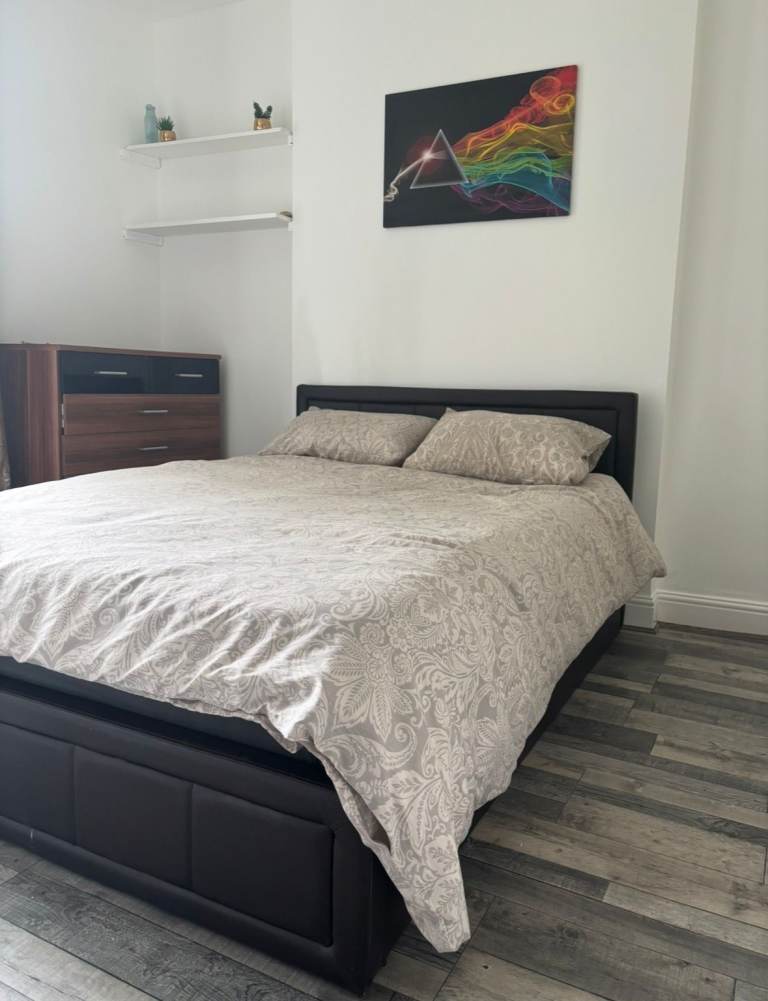 Bright Double Room in Quiet Gated Community – £875 All Inclusive