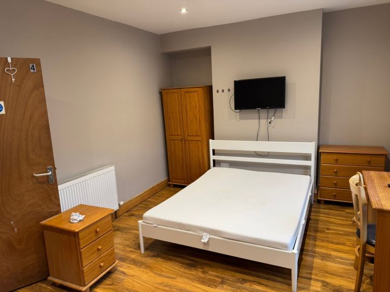 Top Floor 2-Bedroom Flat – Recently Refurbished – Close to Swansea City Centre – Some Bills Included