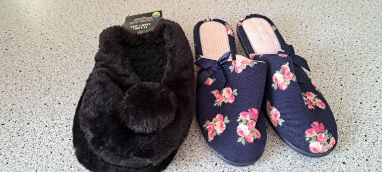 image for NEW TOTES ISOTONER MULE SLIPPPERS SIZE UK 7. + NEW BLACK SOFTIES MEDIUM / LARGE 