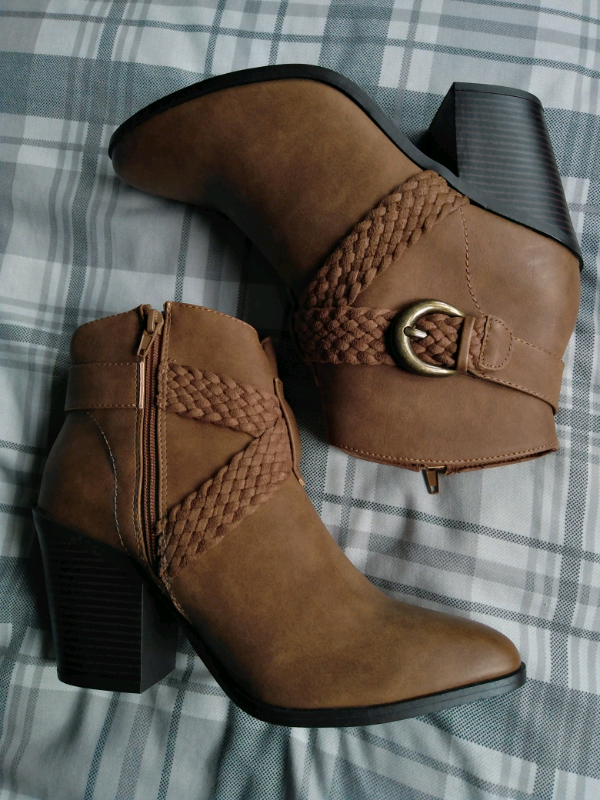 Brown ankle boot (size 7) *New*