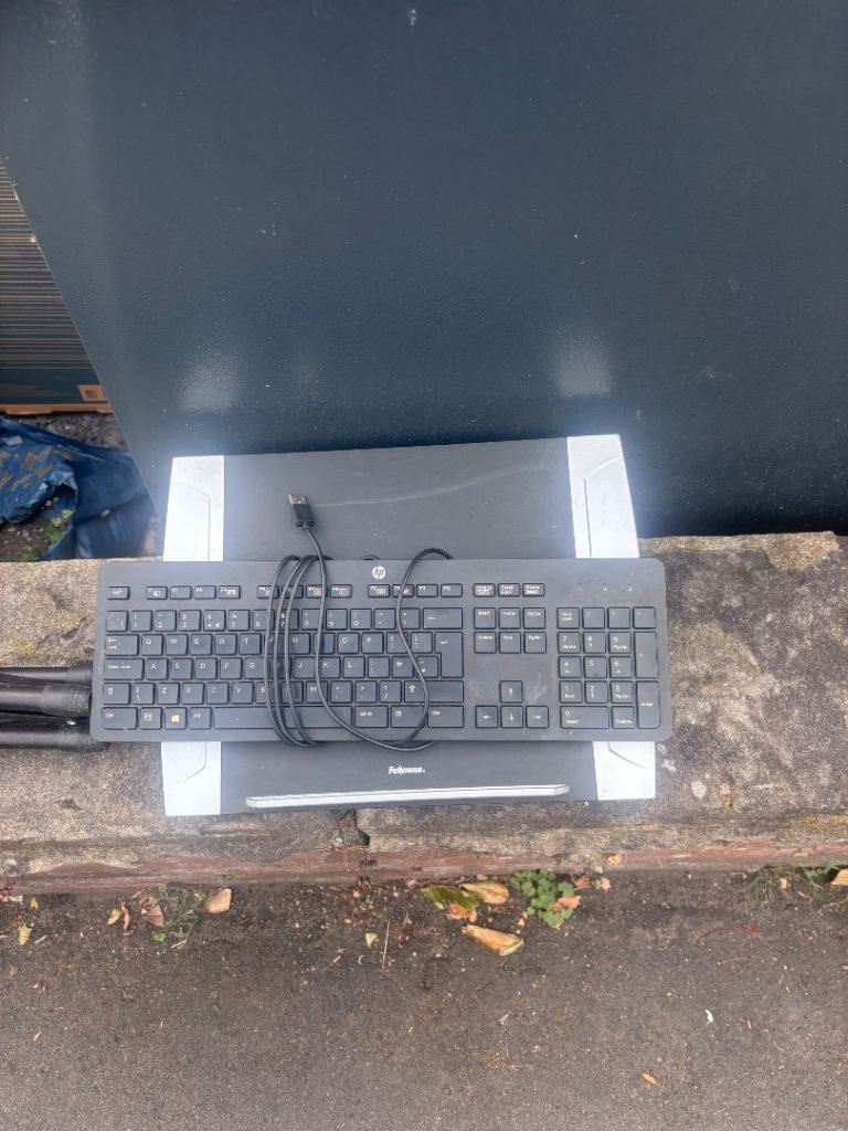 HP USB Keyboard and Fellowes Wrist Rest – Good Condition