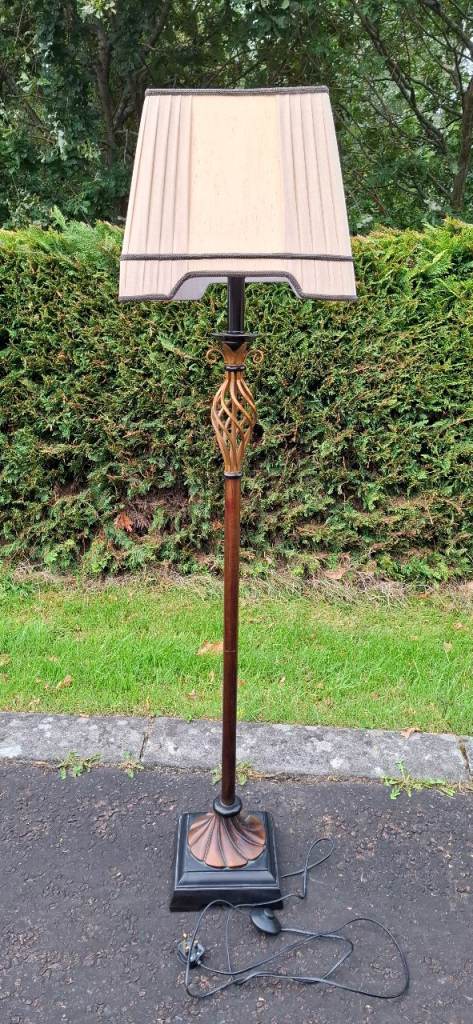 Elegant Floor Lamp with Pleated Shade – as good as new