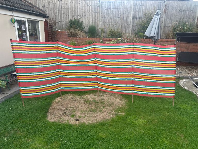 Beach Windbreak with Poles – Multicoloured, Good Condition