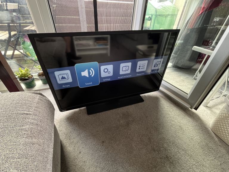 Toshiba Flat Screen TV with Remote – Good Working Order