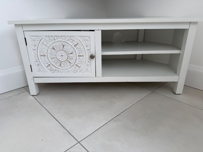 White Corner TV Unit with Carved Door Detail