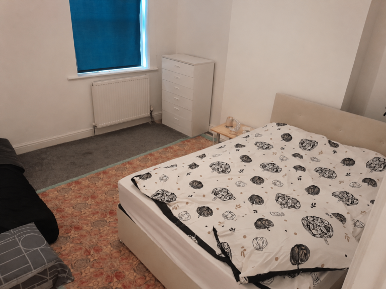 Room for rent availble