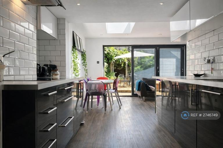 2 bedroom flat in Highbury, London, N5 (2 bed) (#2746749)