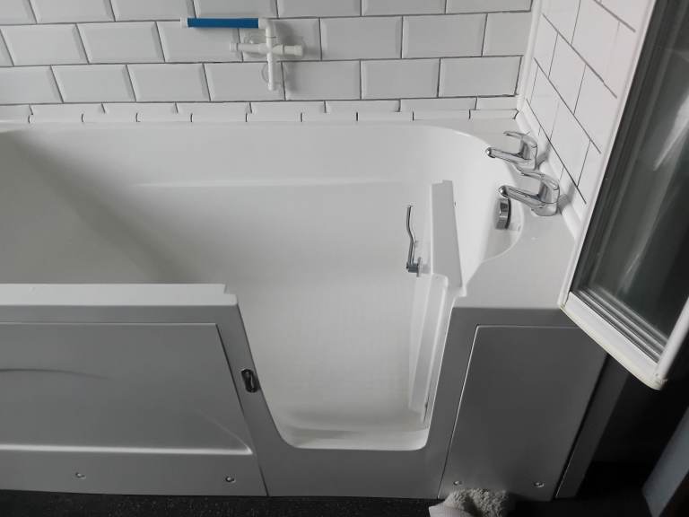 White Walk-In Bathtub with Easy Access Door