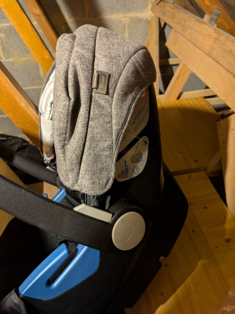 image for FINAL PRICE Silver Cross isofix baby car seat (seat only) 