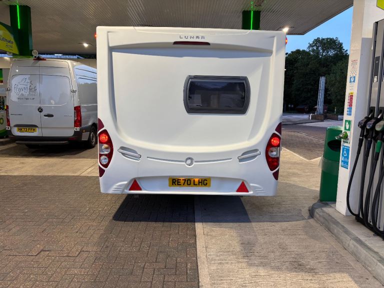 BEAUTIFUL DRY CLEAN CARAVAN - LUNAR STELLAR 400- CRIS Registered- Motor Mover - END KITCHEN