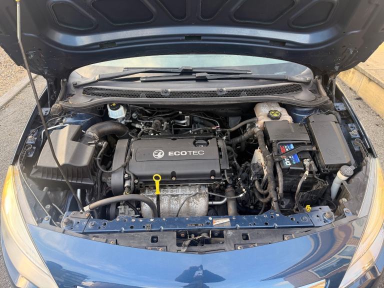 2012 Vauxhall Astra 1.6 Exclusiv Blue 5 Door Low Insurance Group Isofix Aux In