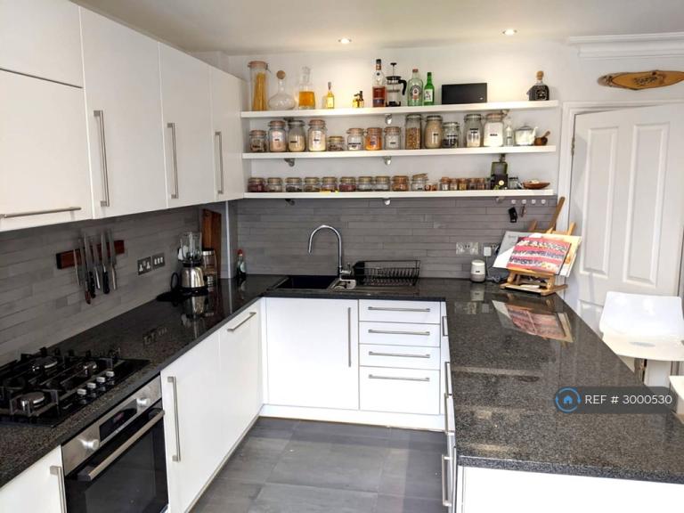 2 bedroom flat in Berwick Court, London, SE1 (2 bed) (#3000530)