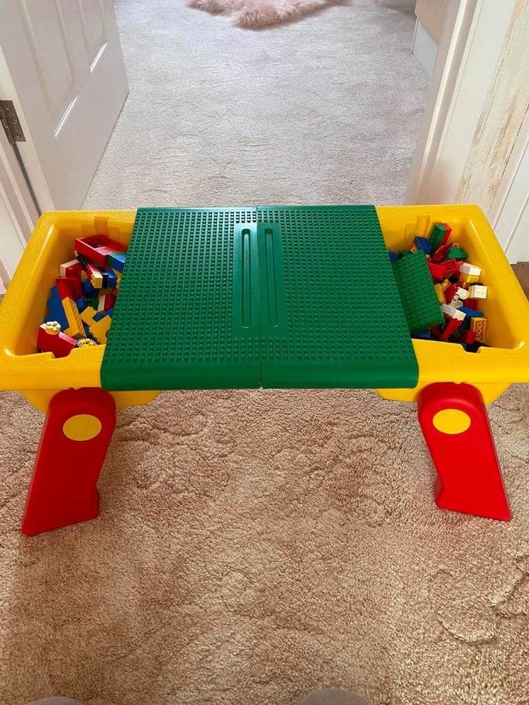 Lego table with lego