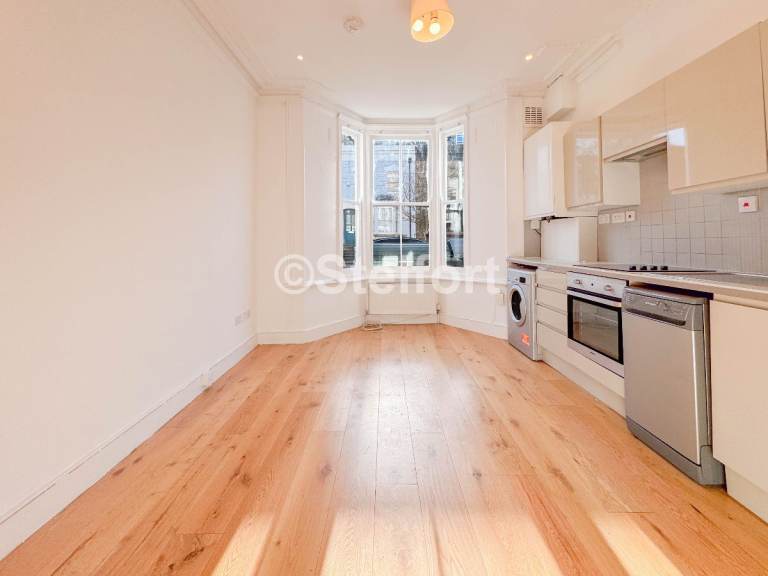 image for 2 bedroom flat in Clonbrock Road, London N16