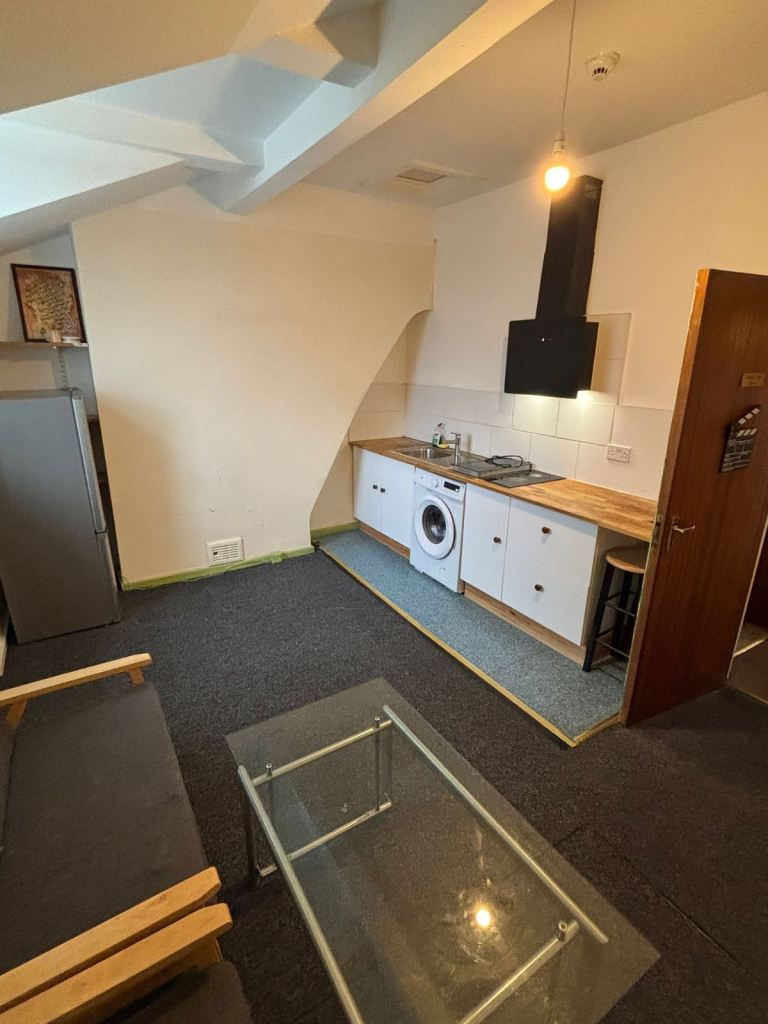 One bedroom (en-suite) apartment BILLS INC