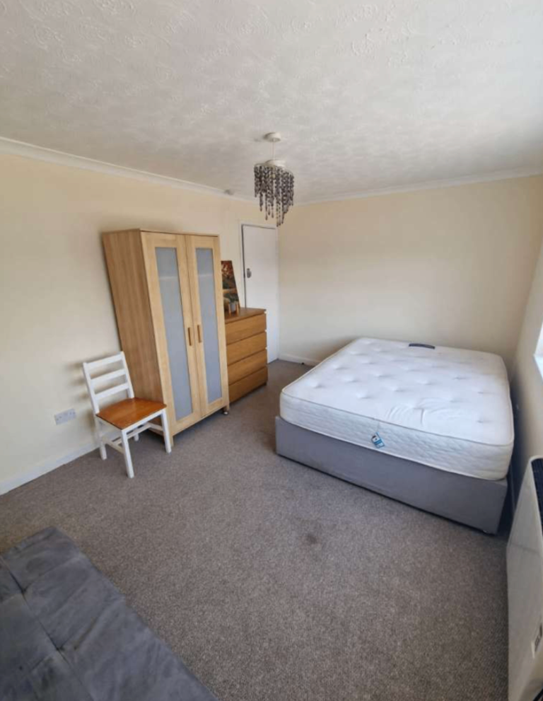 Modern Studio Flat | Furnished | Fitted Kitchen | Parking | Vardon Road, Stevenage Hertfordshire-SG1