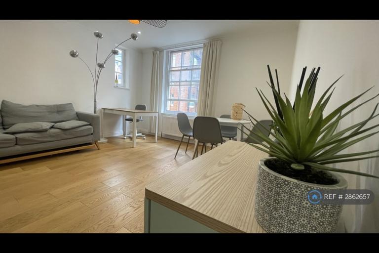 1 bedroom flat in Stirling Court, London, WC2E (1 bed) (#2862657)