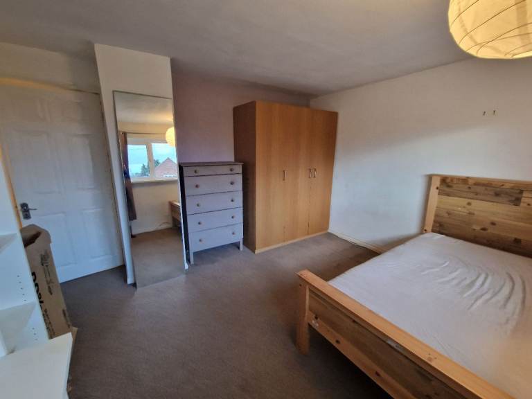 Spacious Double Bedroom in shared home