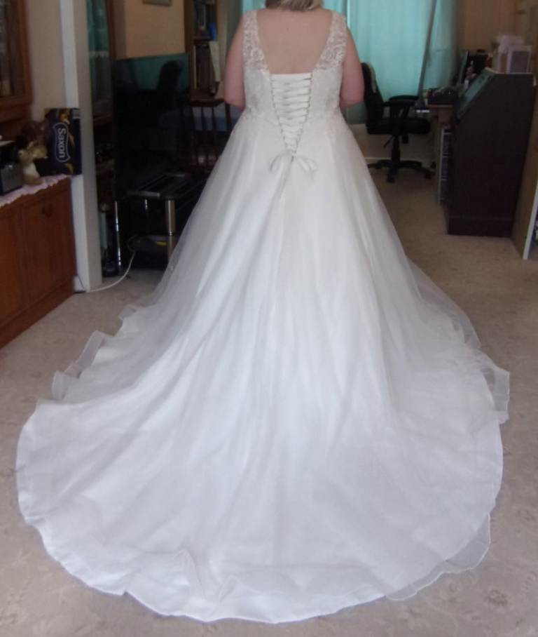 Wedding Ivory dress for sale size UK 18-20/22