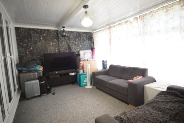 Impressive 4-bedroom semi-detached house in Perivale, Greenford UB6
