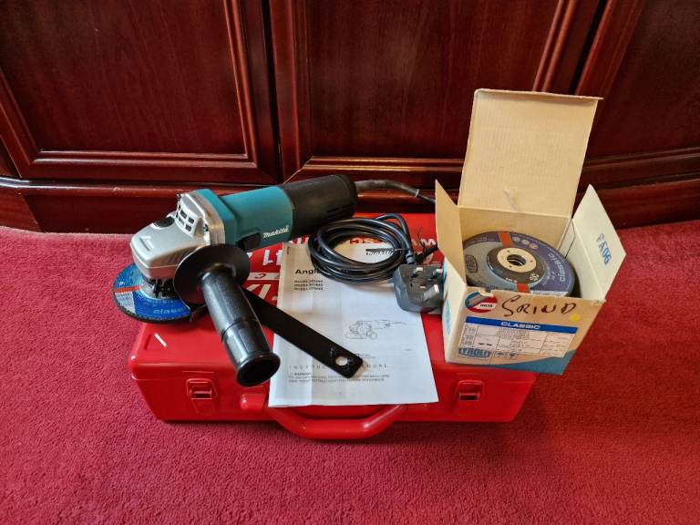 Makita 9553NB Angle Grinder 4inch 710W with 10 Grinding Disc's. Brand New.