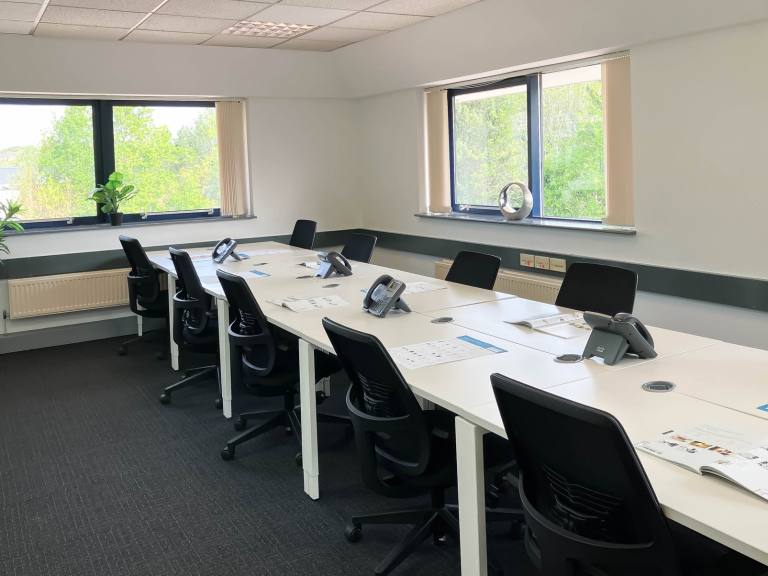Preston - PR2 2YB \ Large Office for Rent Customisable for 10 Desks