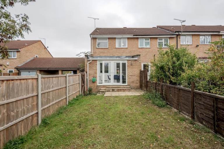 2 Bedroom family house available to rent located in the Lewsey farm area. Nearby L&D hospital. 