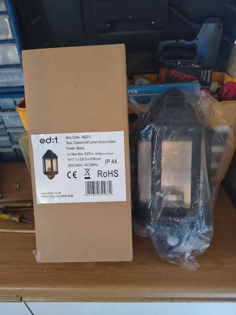 2new outdoor Dusk till Dawn sensor lights cost £29.99 each selling £10 each or the 2for £15 